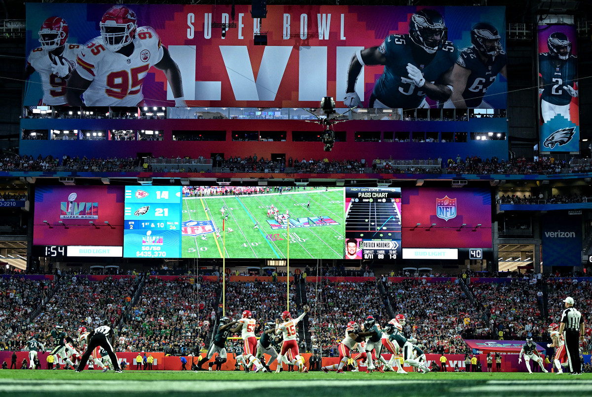 Patrick Mahomes throws a pass late in the first half of Super Bowl LVII